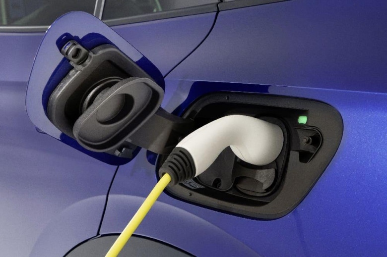 Собственик на електромобил използва системата за аварийно захранване на автомобила