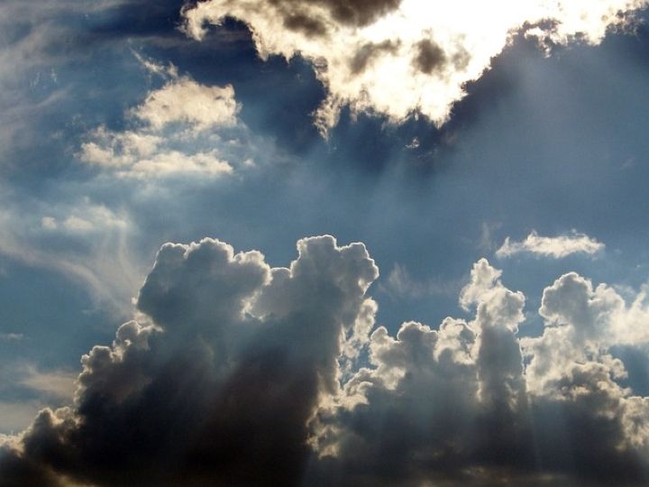 Денят ще започне с облачно време на места със слаби