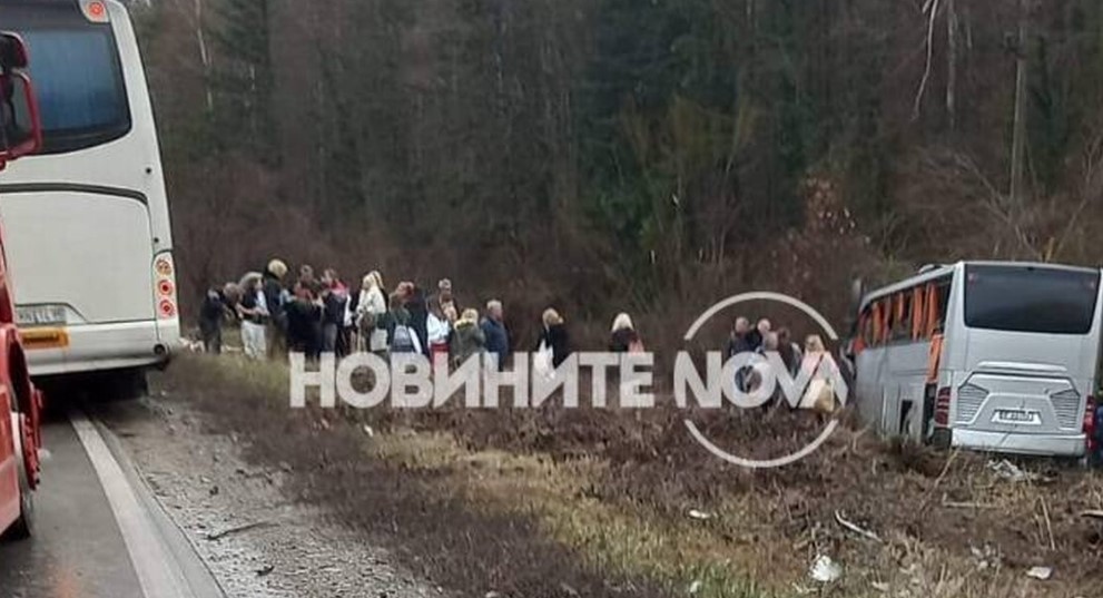 Десетима души пострадаха един от които по тежко  при катастрофа между автобус с