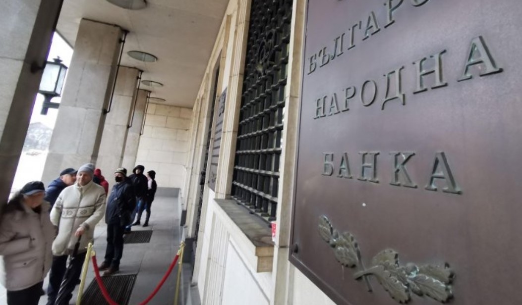 Най върлите любители на ценни монети се наредиха пред вратата на