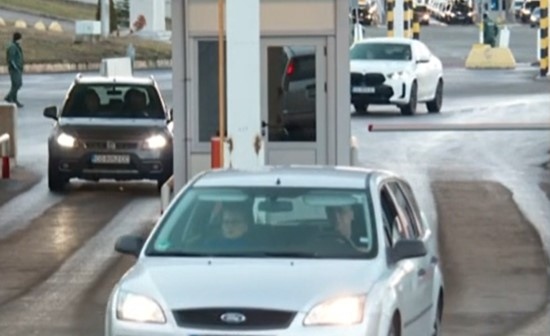  
Сериозно струпване на автомобили е имало днес през целия ден при