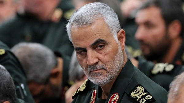 Над 100 души загинаха при две експлозии днес край гроба