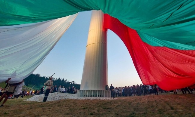 БСП в атака: Знамето на Рожен се скъса, Радев да го подмени с пари от президентството  