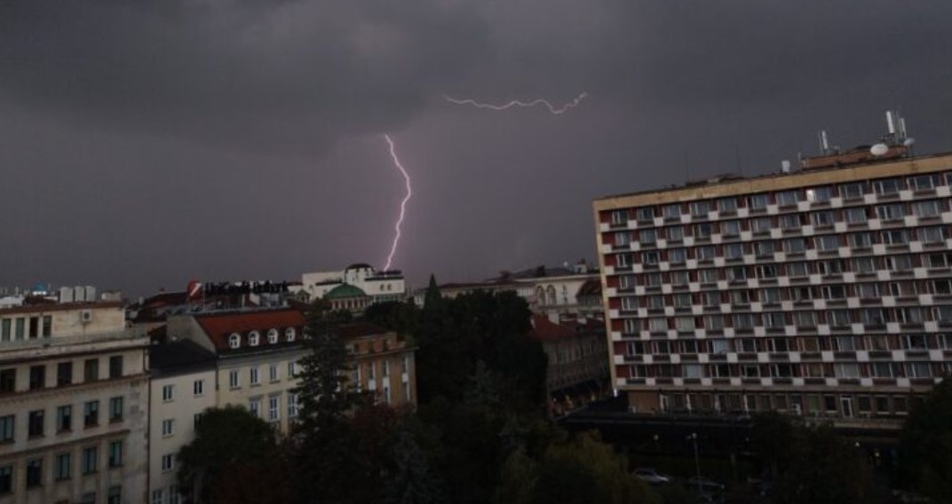 Януарска буря се разрази този следобед в Западна България Мощна