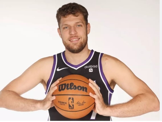 Най добрият български баскетболист Александър Везенков беше избран за Спортист на