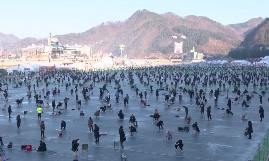 В Азия риболовът в ледени води е любимо забавление на