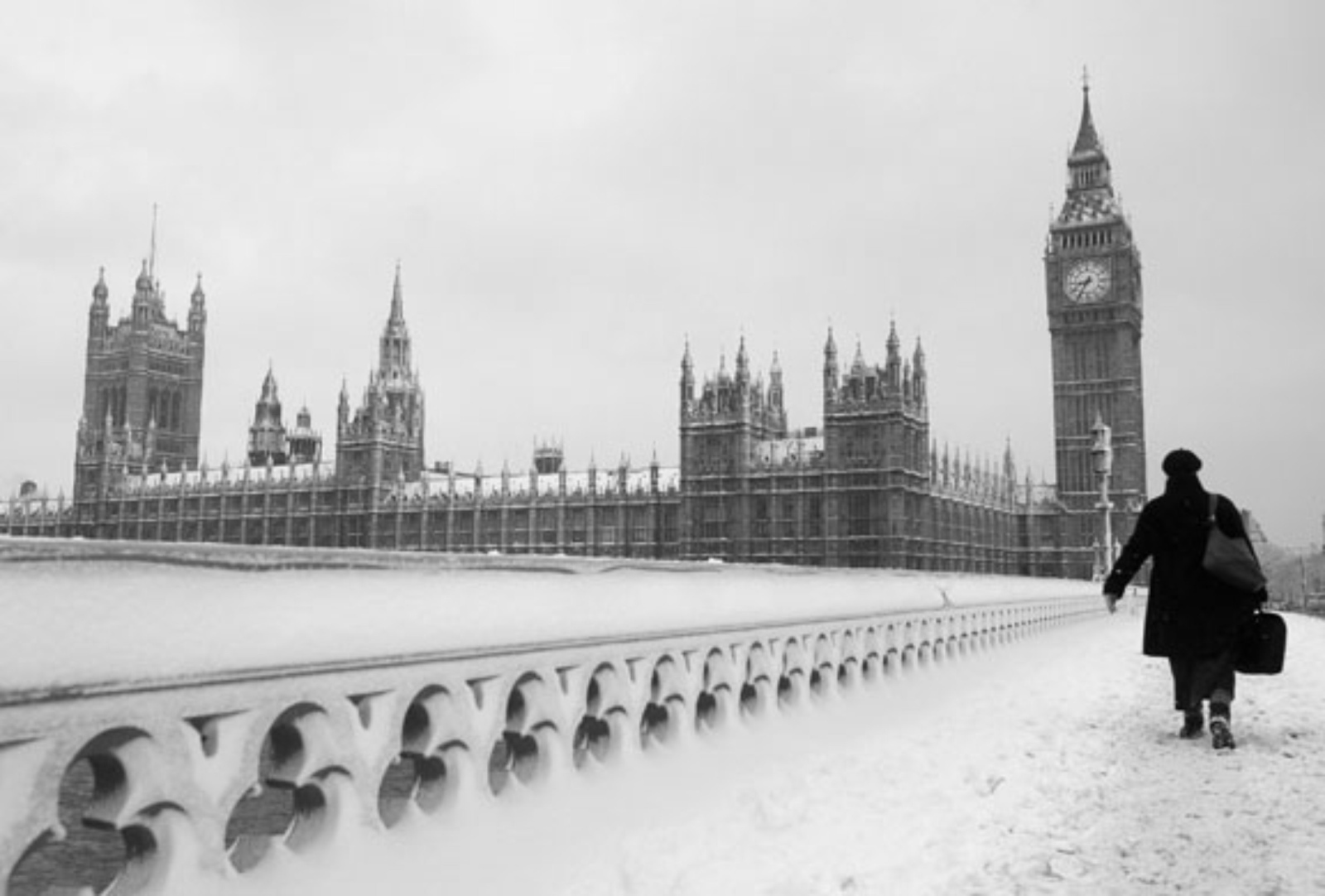 Обединеното кралство се подготвя за нови снежни вълни Издадени са