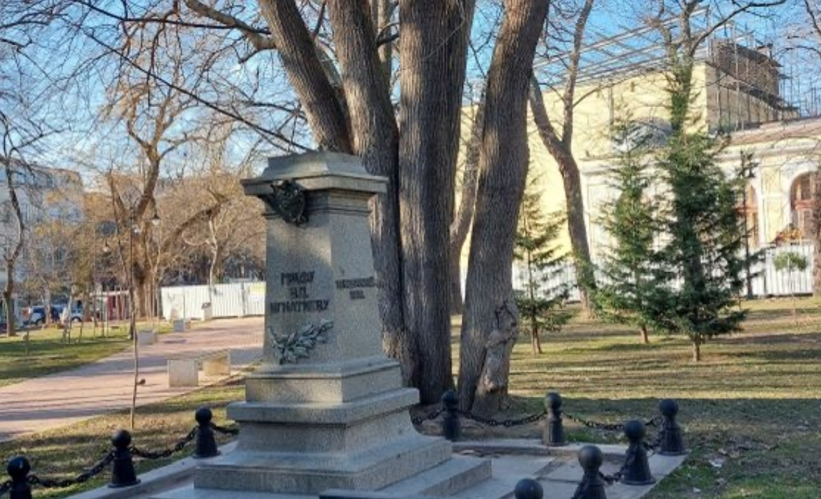 Бюстът от паметника на граф Николай Игнатиев в градската градина