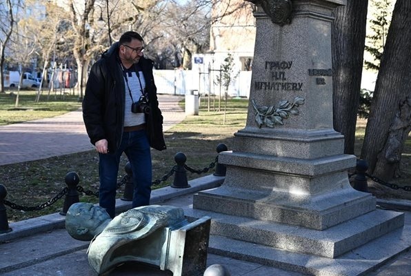 Множество записи от камери са иззети от мястото около бюст паметника