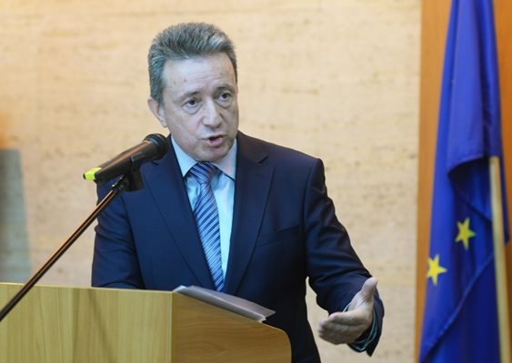 Съществуват няколко прилики но и разлики между мен и г жа