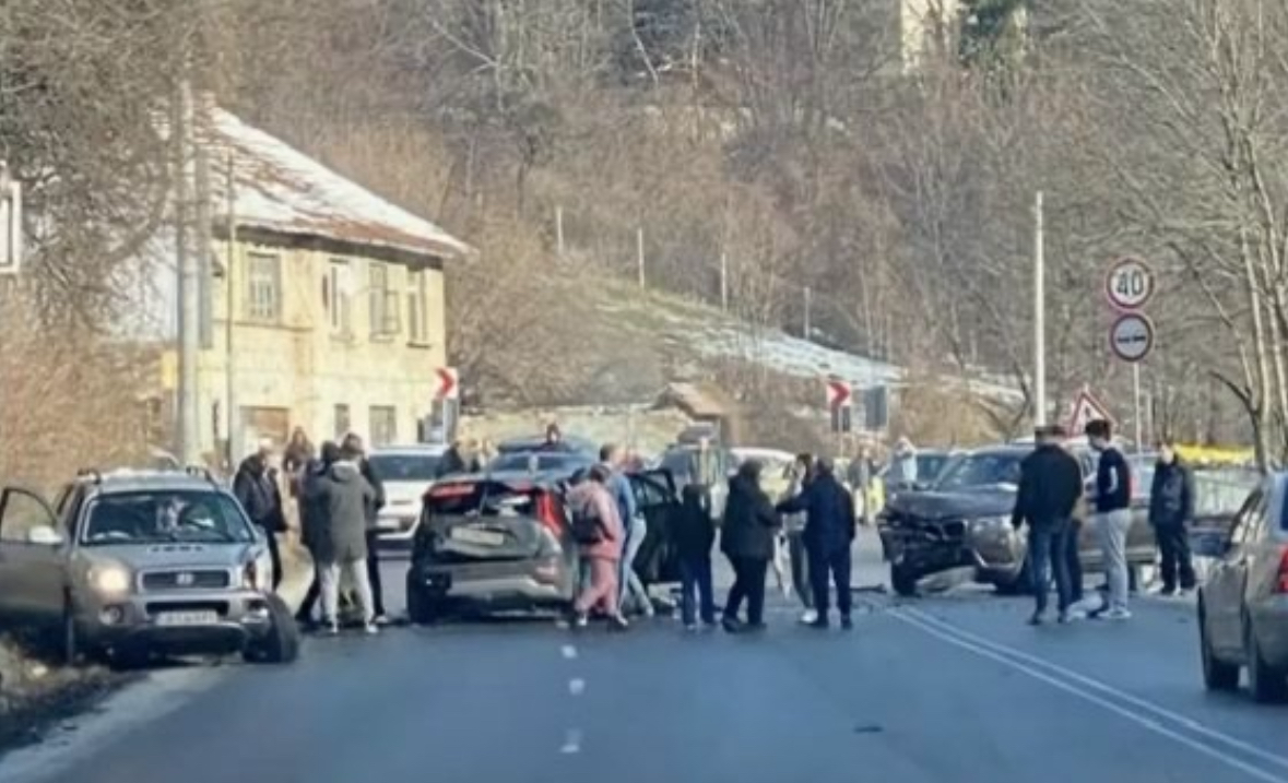 Пътят Княжево Перник е затворен заради тежка катастрофа между три коли