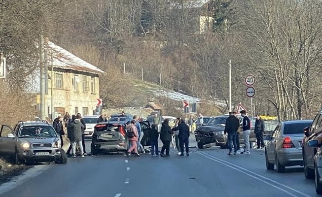 Възстановено е движението по пътя София Перник в района