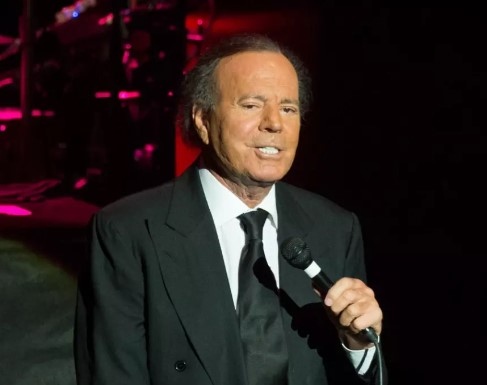 Хулио Иглесиас е бил задържан за кратко на летището в