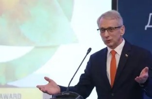 Дезинформацията екологичните рискове и икономическата несигурност ще обсъжда премиерът акад