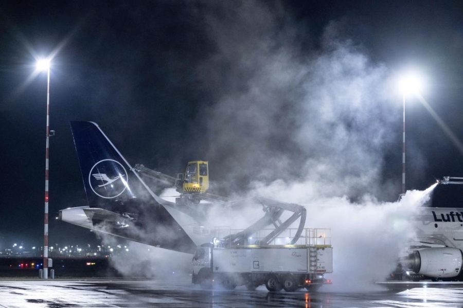 Летище Франкфурт отменя много полети заради леден дъжд