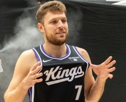 Александър Везенков може и да не завърши дебютния си сезон