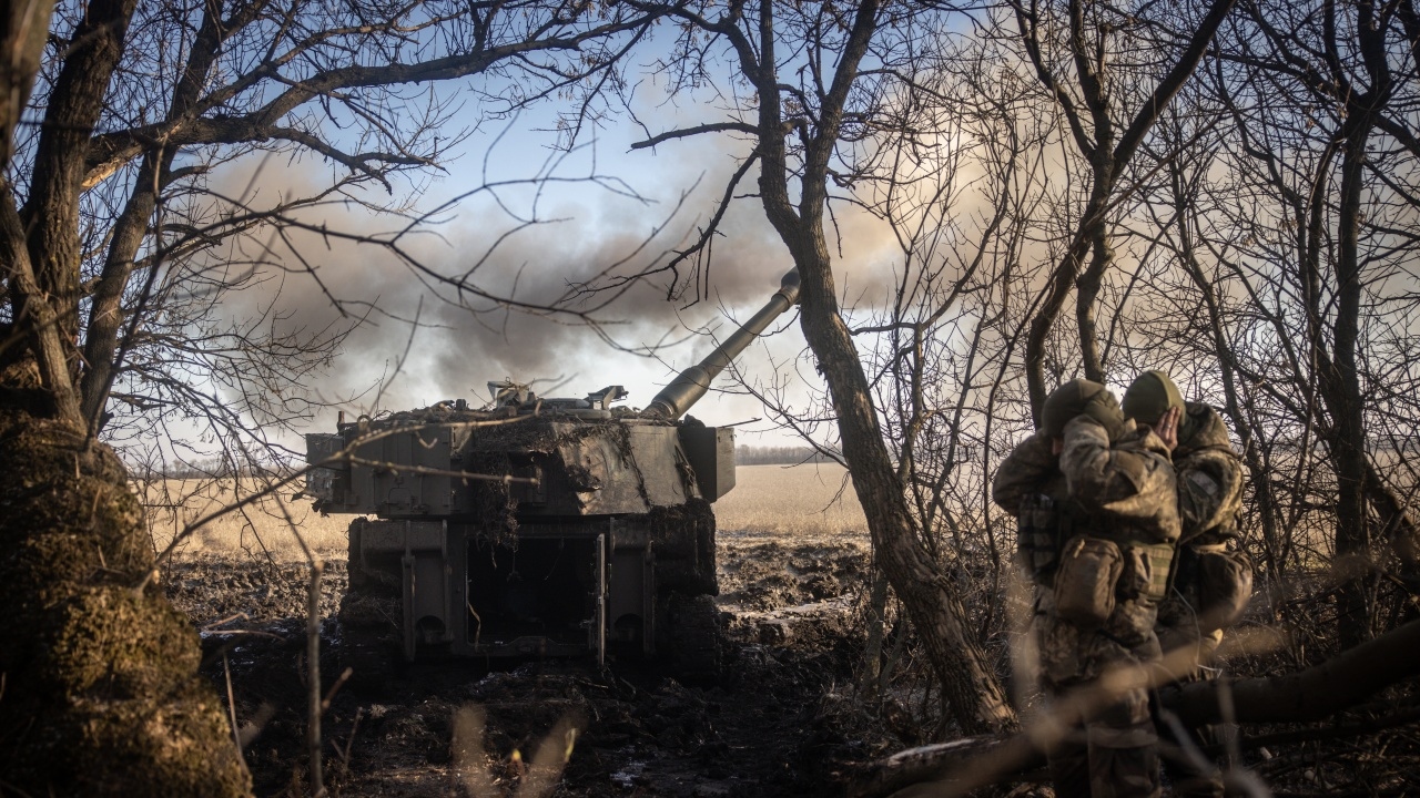 Френският министър на въоръжените сили Себастиан Льокорню поставя началото в