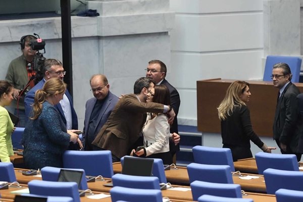 Колко всъщност ще е мандатът на Десислава Атанасова и Борислав