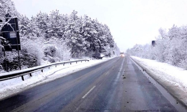 Снежна покривка натрупа тази сутрин на ключови места в страната.