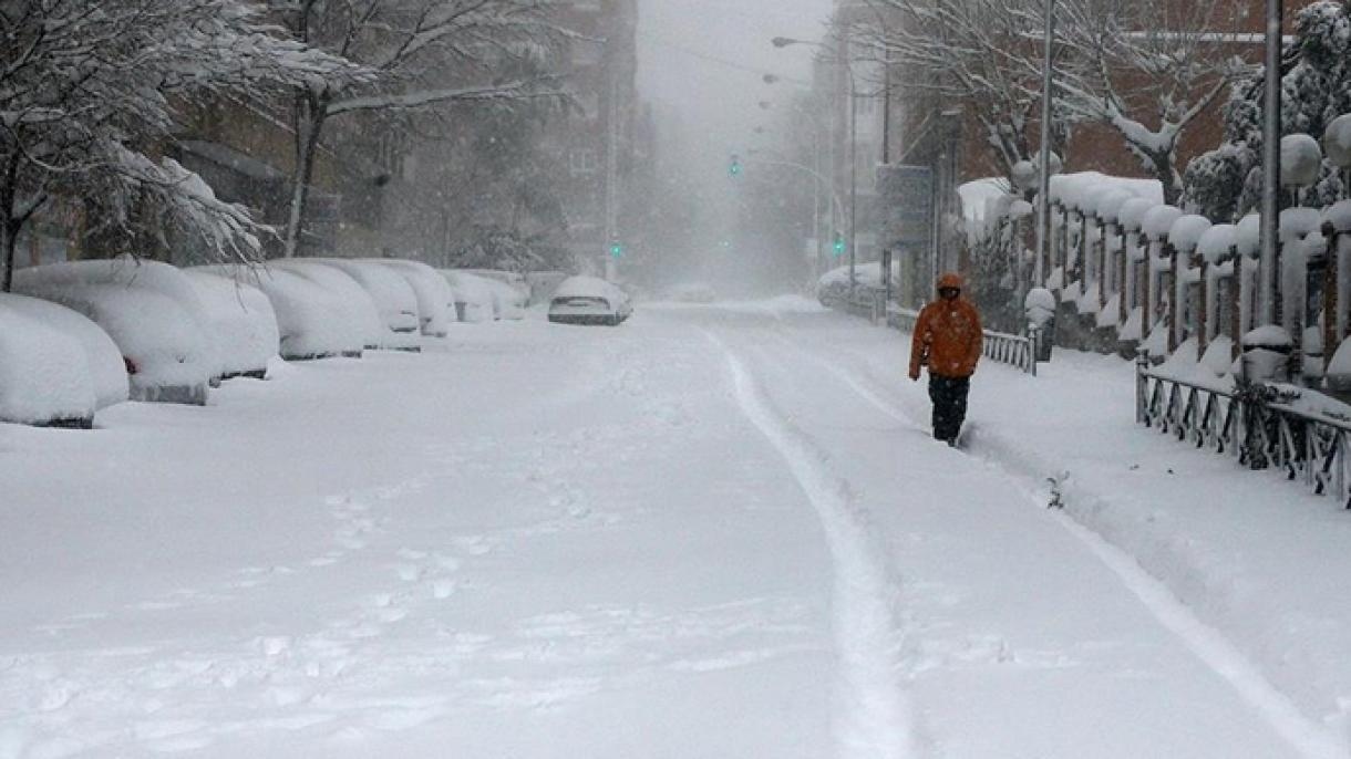 Продължава обработването на пътищата след обилните снеговалежи в страната през