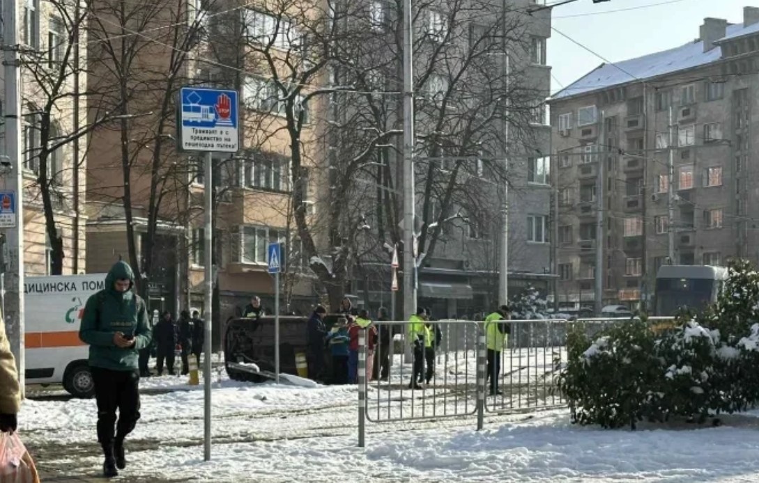 Кола се обърна в центъра на София Инцидентът е станал