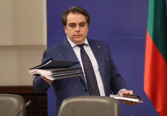Финансовият министър Асен Василев прехвърля към премиера едно от ключовите