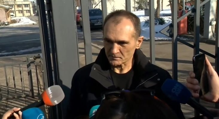 Този натиск продължава и всеки който е силен и всеки