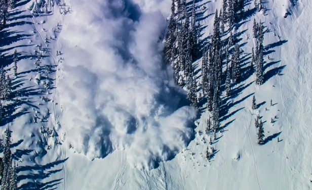 С напредването на днешния ден лавинната опасност над Банско в Пирин