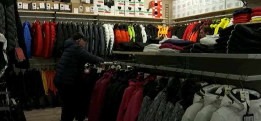 Търговски неволи: Италианците не купуват зимни дрехи заради топлото време