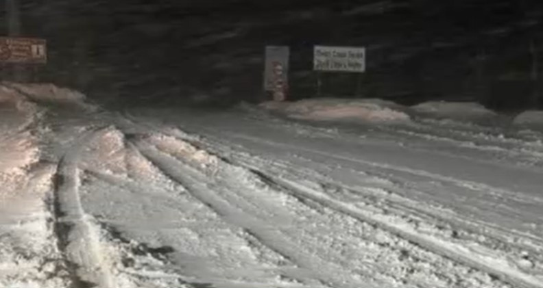 Силен вятър и снеговалеж затрудняват преминаването през прохода Шипка Пътното