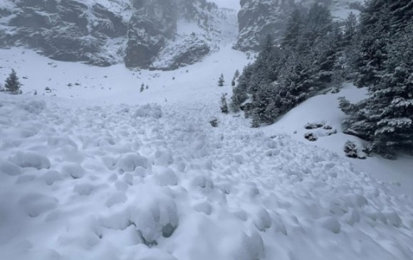 Висока е лавинната опасност в планините днес съобщиха за БТА