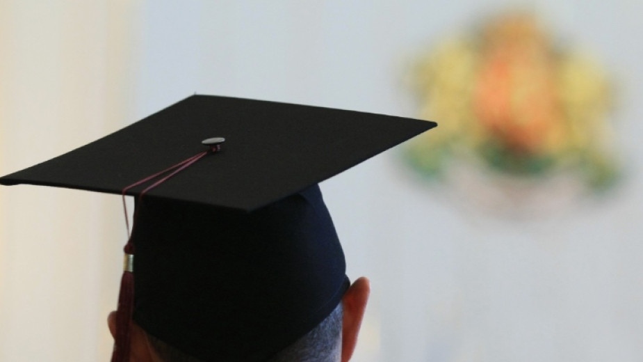 Правителството предлага да отпаднат таксите за обучение на студенти и