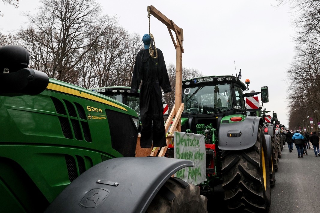 Протестиращи германски фермери блокираха днес пътищата, водещи към няколко пристанища,