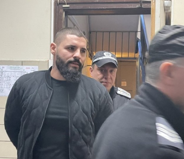 Обвиненият в нанасянето на травми с макетен нож на 18 годишната