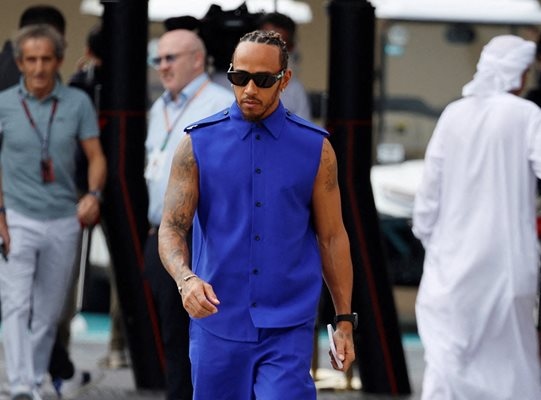 Луис Хамилтън ще смени цвета на състезателния си комбинезон и