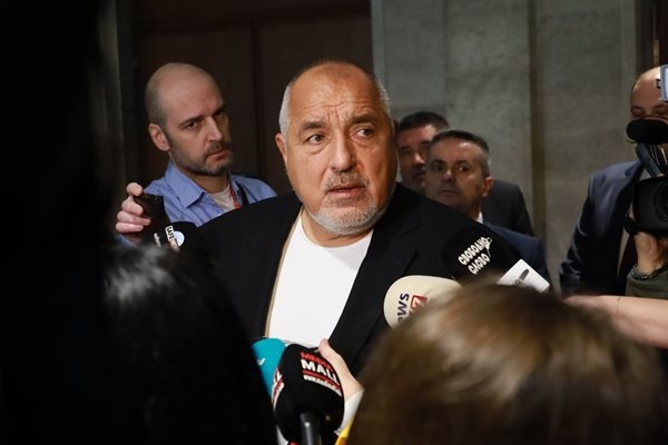 Казах че има разточителство за летенето със самолет Премиер и