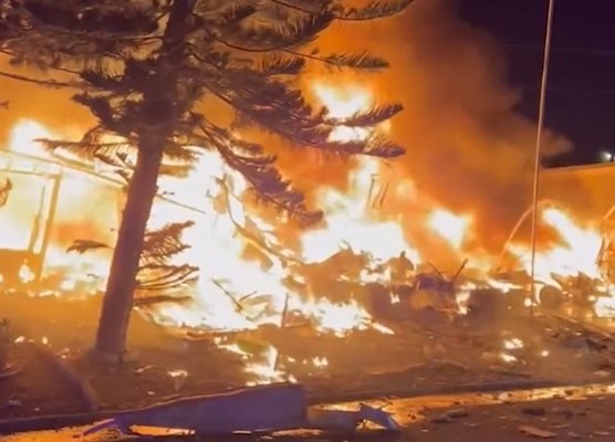 Няколко души загинаха след като малък самолет се разби вчера