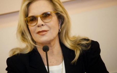 Певицата Силви Вартан приключва кариерата си започнала през 1961 г
