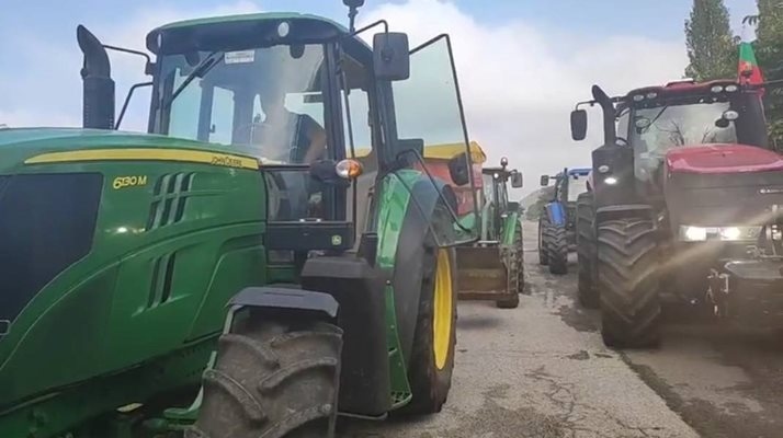 Втори ден протестиращите земеделци от Перник затрудняват движението на кръговото