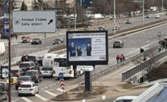 Две жени са леко пострадали при катастрофа с автобус на