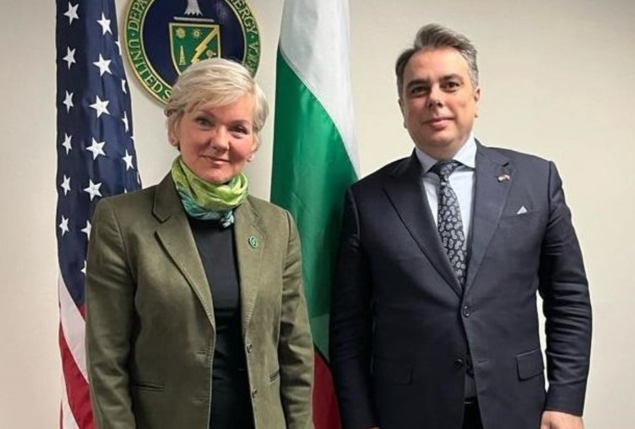 Министърът на финансите Асен Василев разговаря със секретаря по енергетика