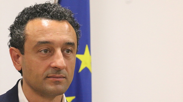 В единият документ пише едно в другият друго В