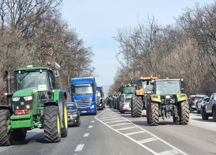 Протестиращите земеделци затвориха автомагистрала Тракия в района на Стара Загора По рано