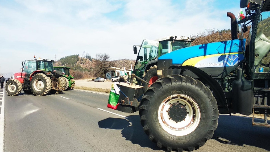 С трактори коне и чанове протестираха днес земеделските производители от