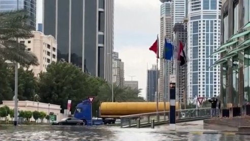 Нестабилното време и проливните дъждове изненадаха неприятно живеещите в Дубай