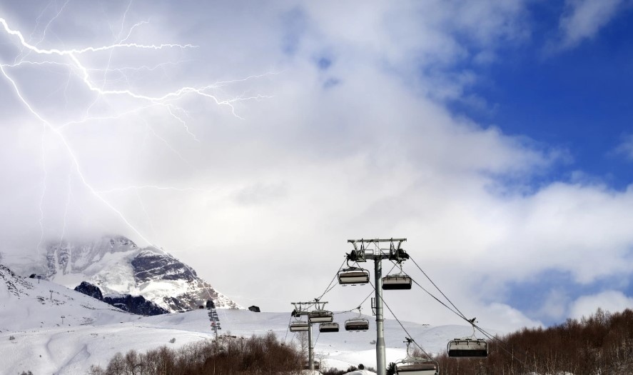 Гръмотевици са поразили няколко основни лифтови съоръжения в Пампорово Работи