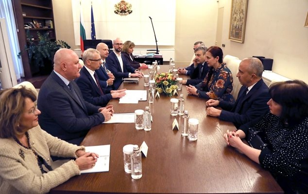 Осигурени са средствата с които правителството гарантира безплатните учебници за