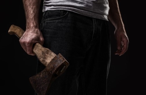 Задържаха мъж влязъл с малка брадва в сградата на училище