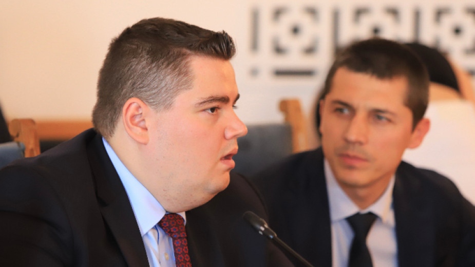 Без нито един глас против правната парламентарна комисия подкрепи ветото