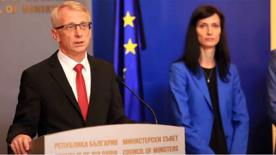 Министър председателят Николай Денков и вицепремиерът и министър на външните работи